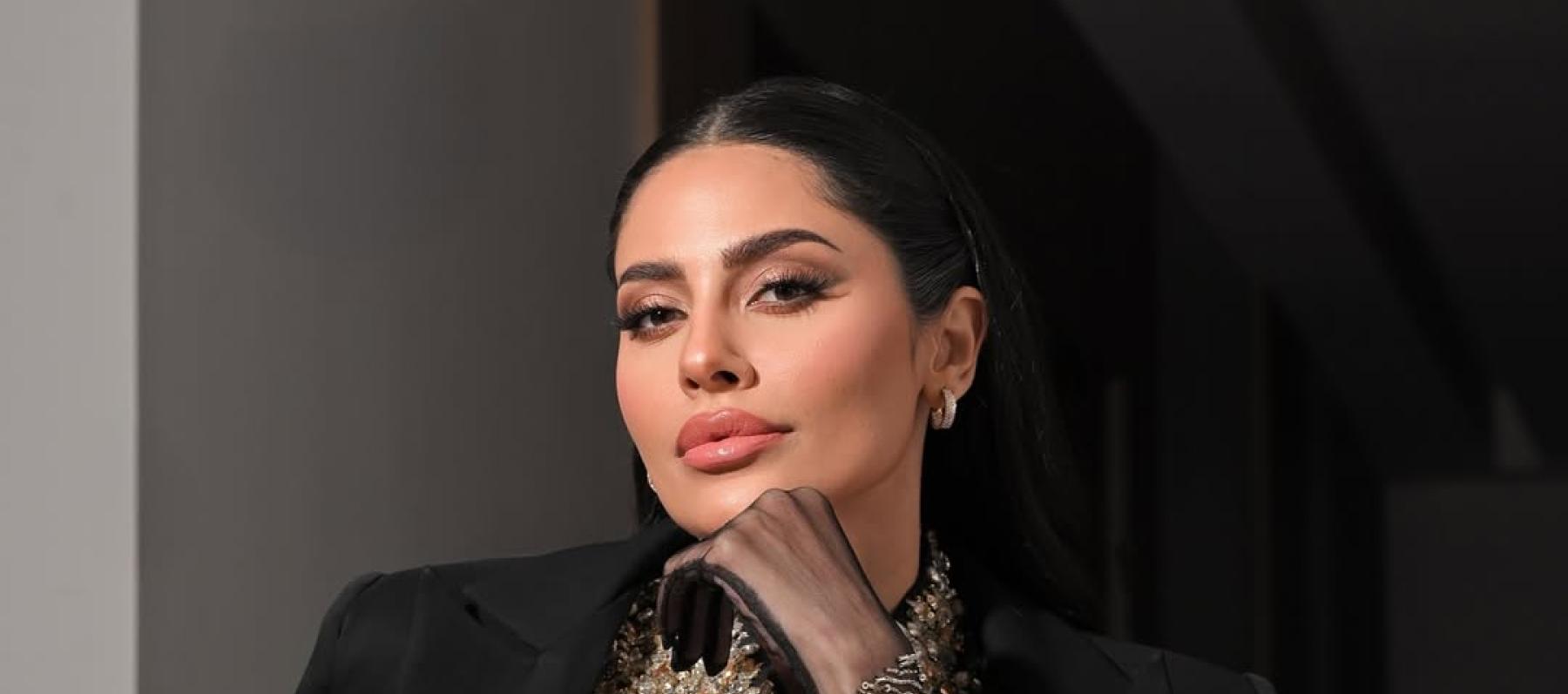 إلهام علي تختار البدلة السوداء بتنسيق ذهبي أنيق