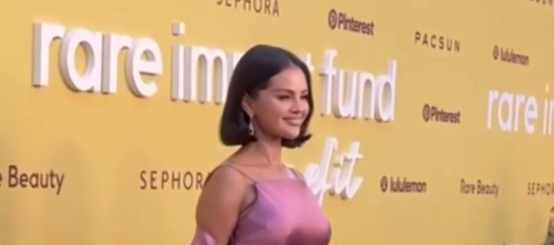 سيلينا غوميز بفستان قصير بنفسجي في حفل Rare Impact Fund 