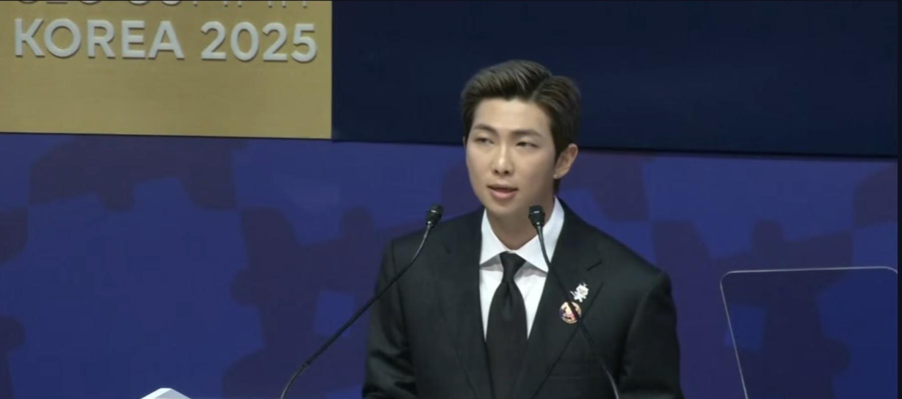 آر إم من BTS - قمة APEC CEO 2025 بكوريا - مصدر من يوتيوب