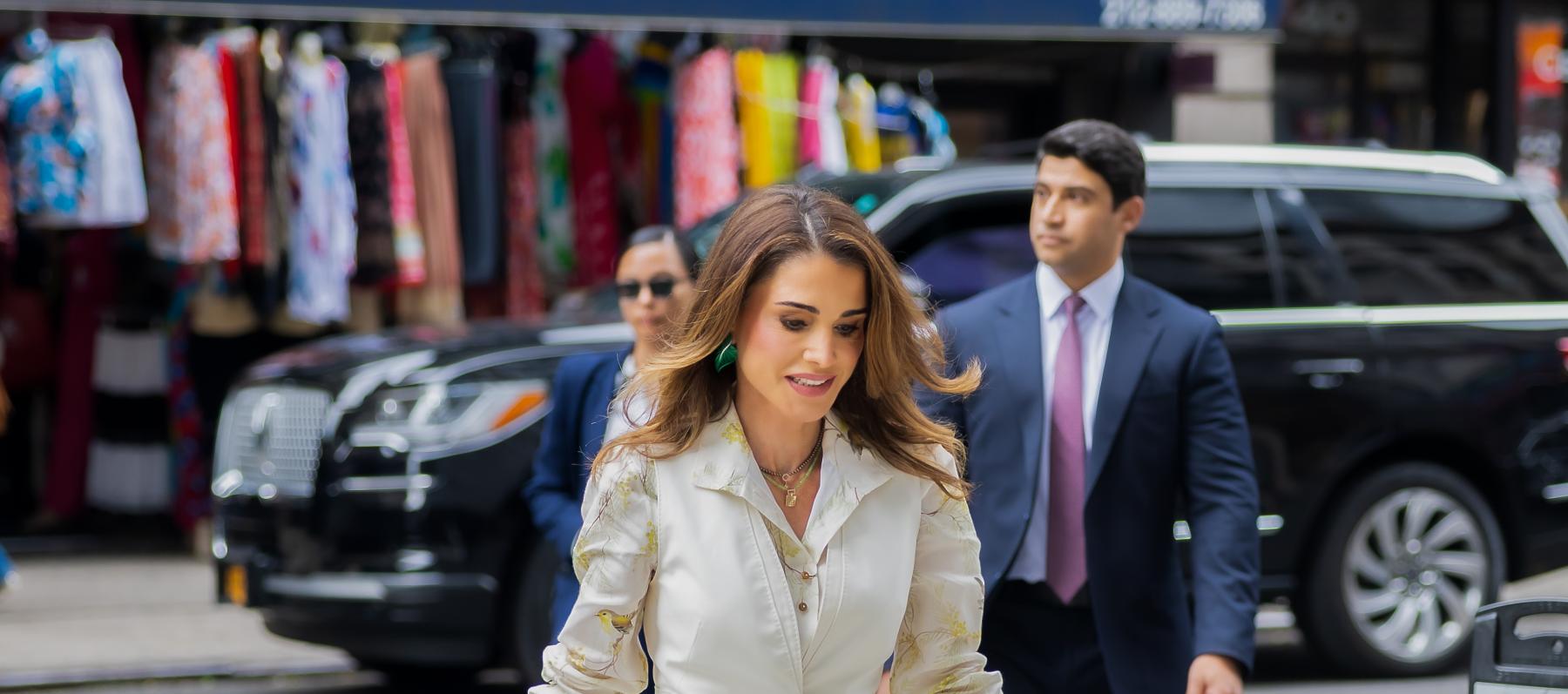 الملكة رانيا في نيويورك بإطلالة بيضاء من ماكس مارا وزيمرمان