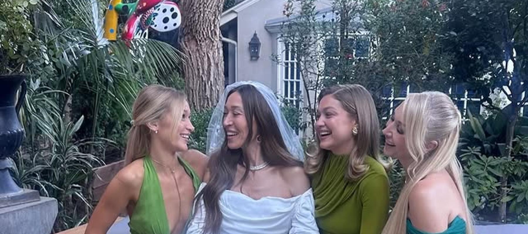 بيلا وجيجي حديد بفساتين متناغمة اللون في زفاف شقيقتهما - الصورة من حساب  gigi hadid bra  على انستغرام GHBR