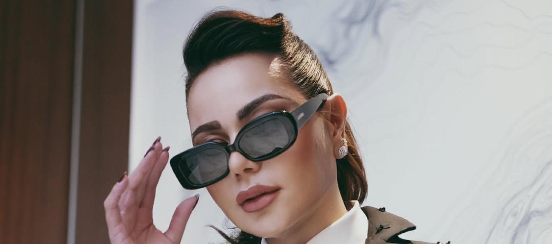 أسماء إبراهيم تتألق بلوك أبيض وأسود بطابع ريترو جميل