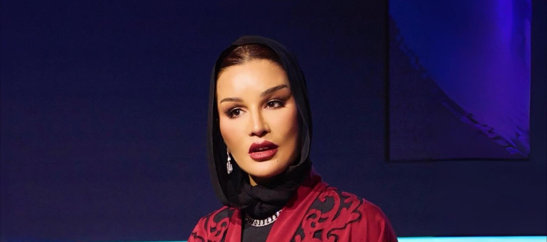 الشيخة موزا بعباية مخرمة بالدانتيل وحقيبة "Doha" من هرميس المحدودة الاصدار