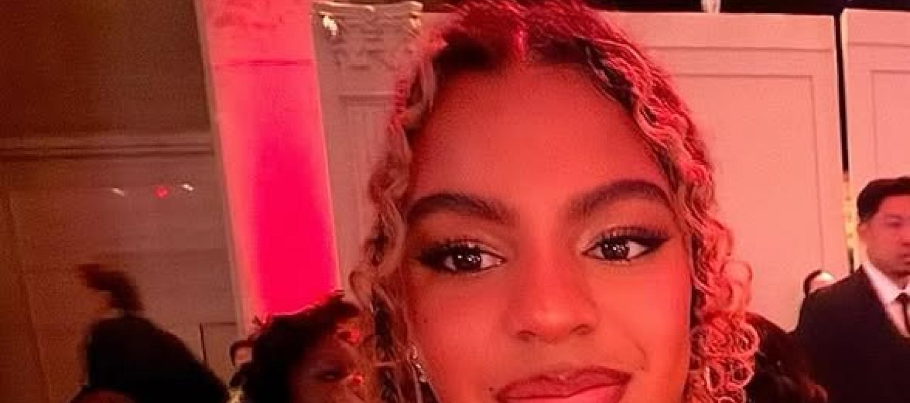 بلو آيفي كارتر بفستان وردي مع الريش في Angel Ball 2025 