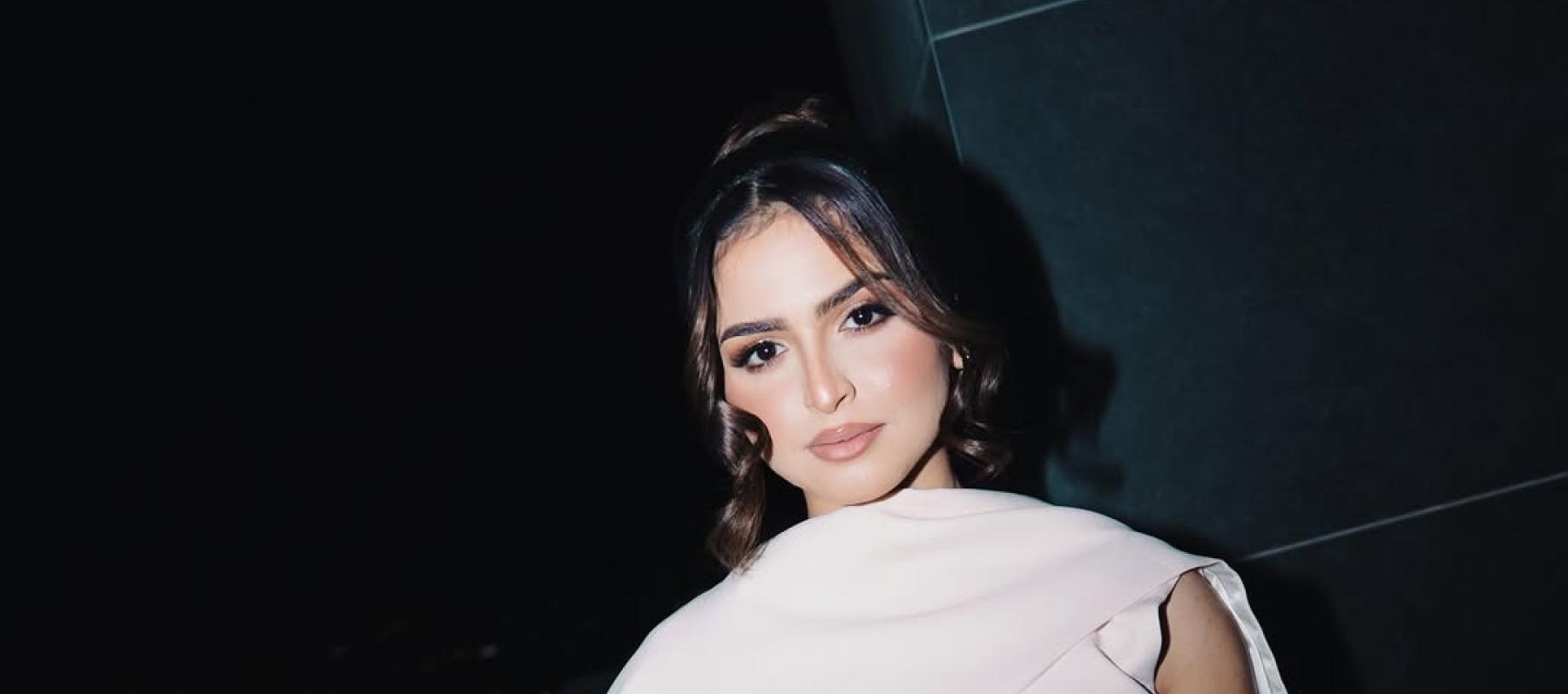 حلا الترك بفستان أبيض مطرز وكاب بتوقيع سعودي - الصورة من حساب حلا الترك على انستغرام بعدسة مهند ميرداد