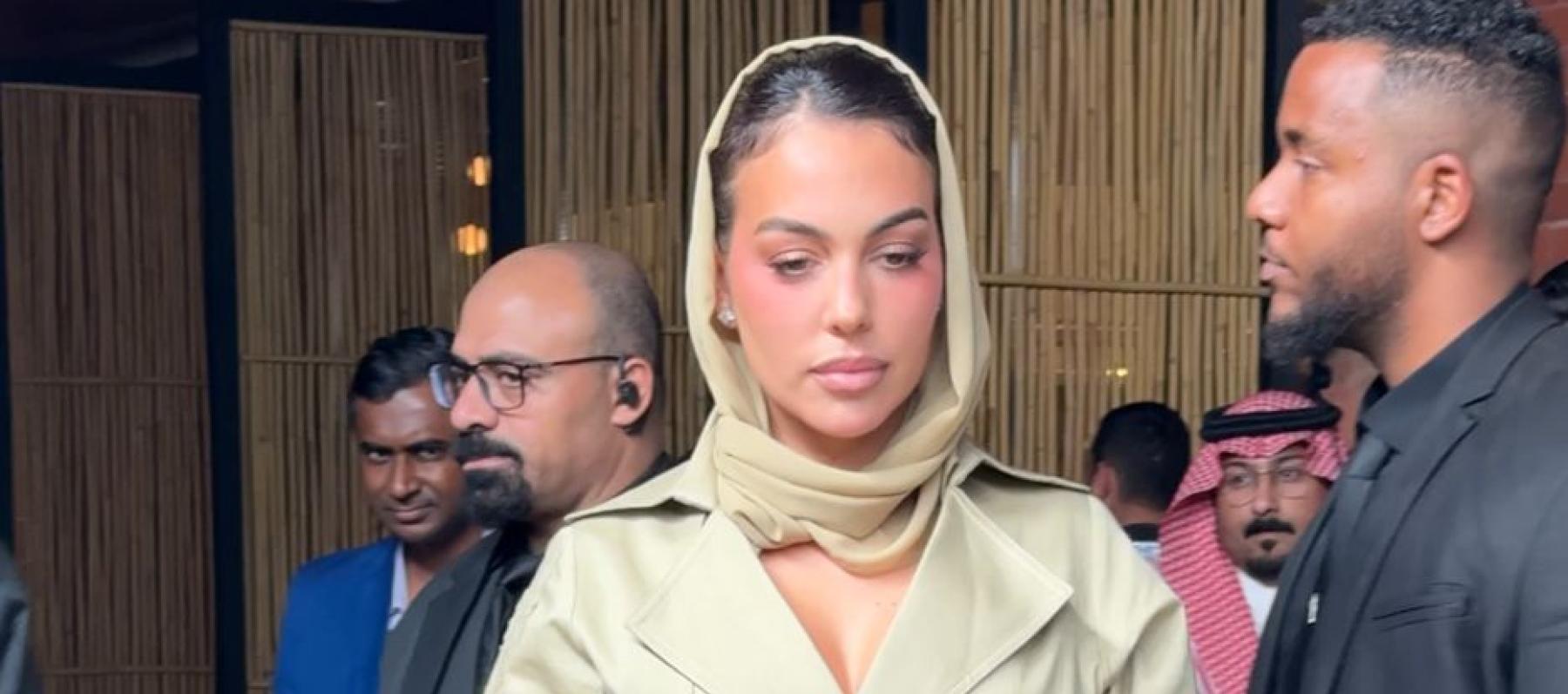 الترنش وشال الرأس يميزان إطلالة جورجينا رودريغيز في الرياض