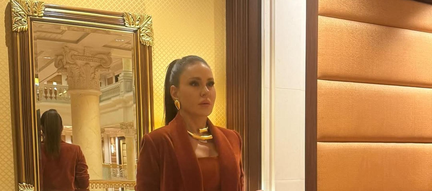 ديمة قندلفت باطلالة بلون خريفي من توقيع كارولين لانغ