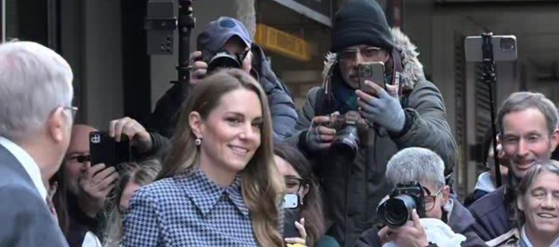 كيت ميدلتون تتألق بفستان Houndstooth  وحقيبة موكا سويدية 