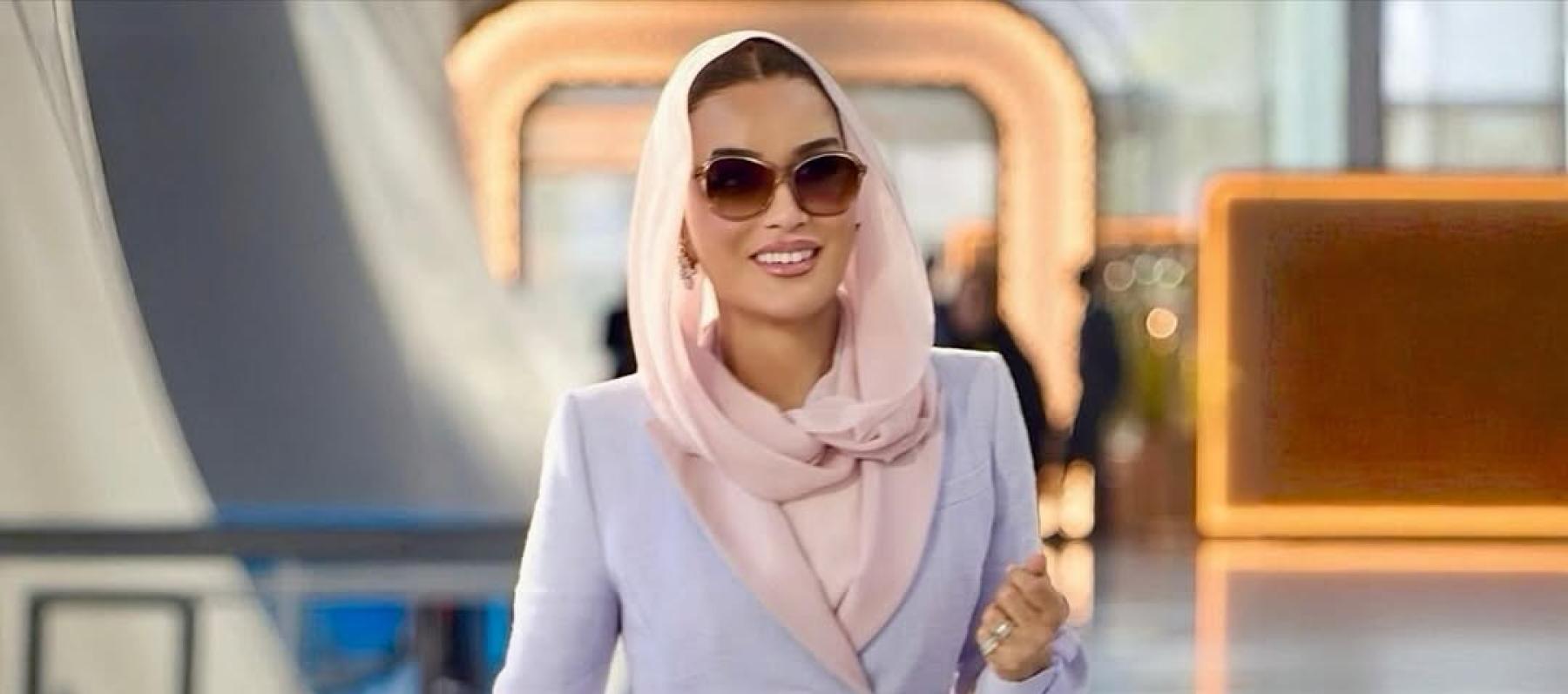 الشيخة موزا باطلالة بألوان باستيلية وحقيبة من ديور