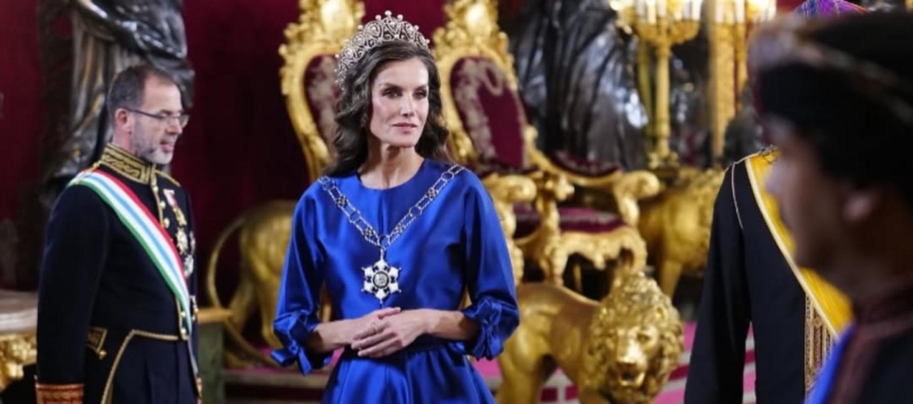 إطلالة الملكة ليتيزيا بفستان من الساتان الأزرق وتاج كارتييه