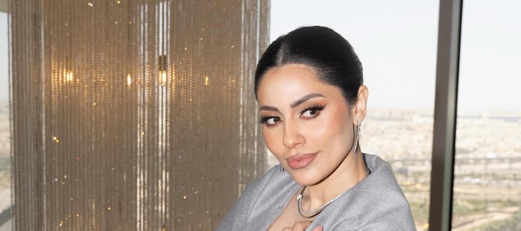 إلهام علي بطقم رمادي بقصة لافتة من هذه العلامة اللبنانية - الصورة من انستغرام الهام علي بعدسة عمران محمد