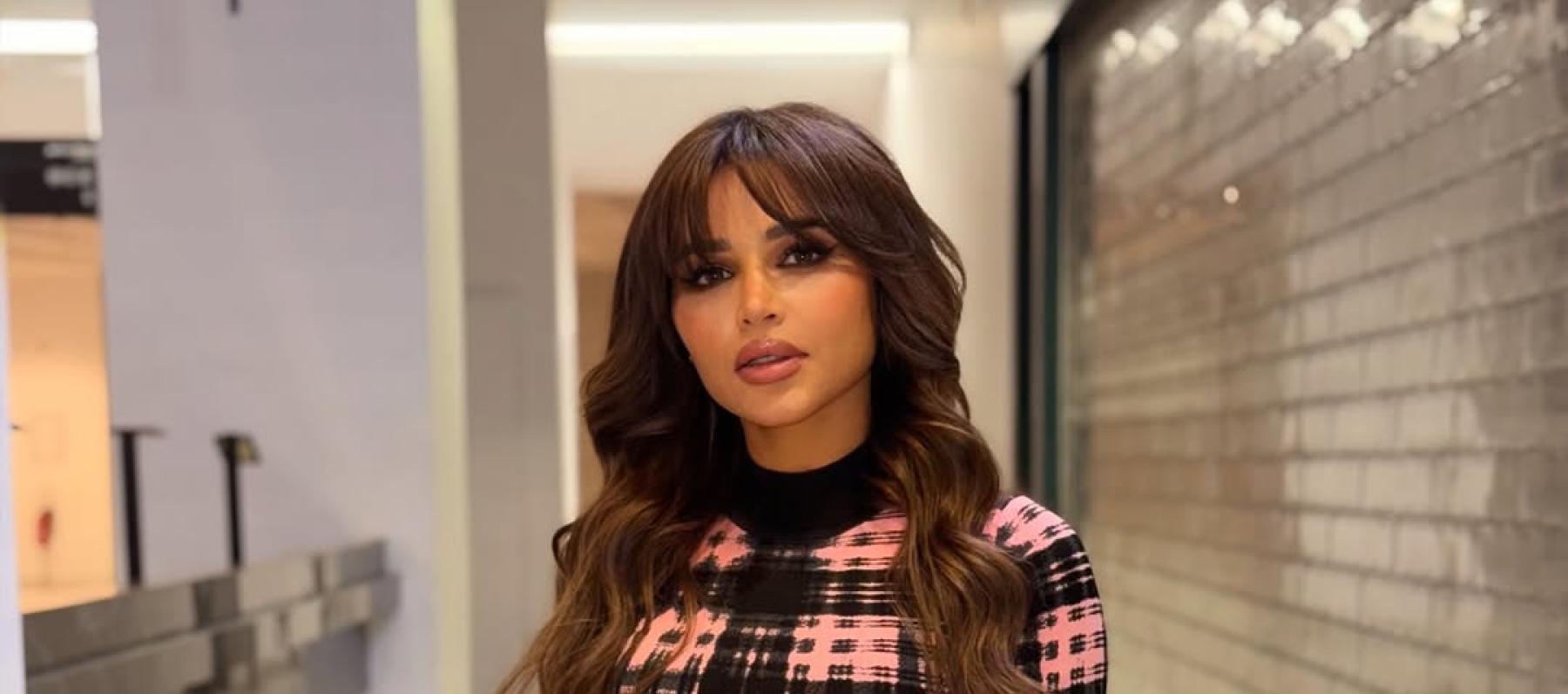 نهى نبيل بفستان بنقشة Plaid وحقيبة Hermès