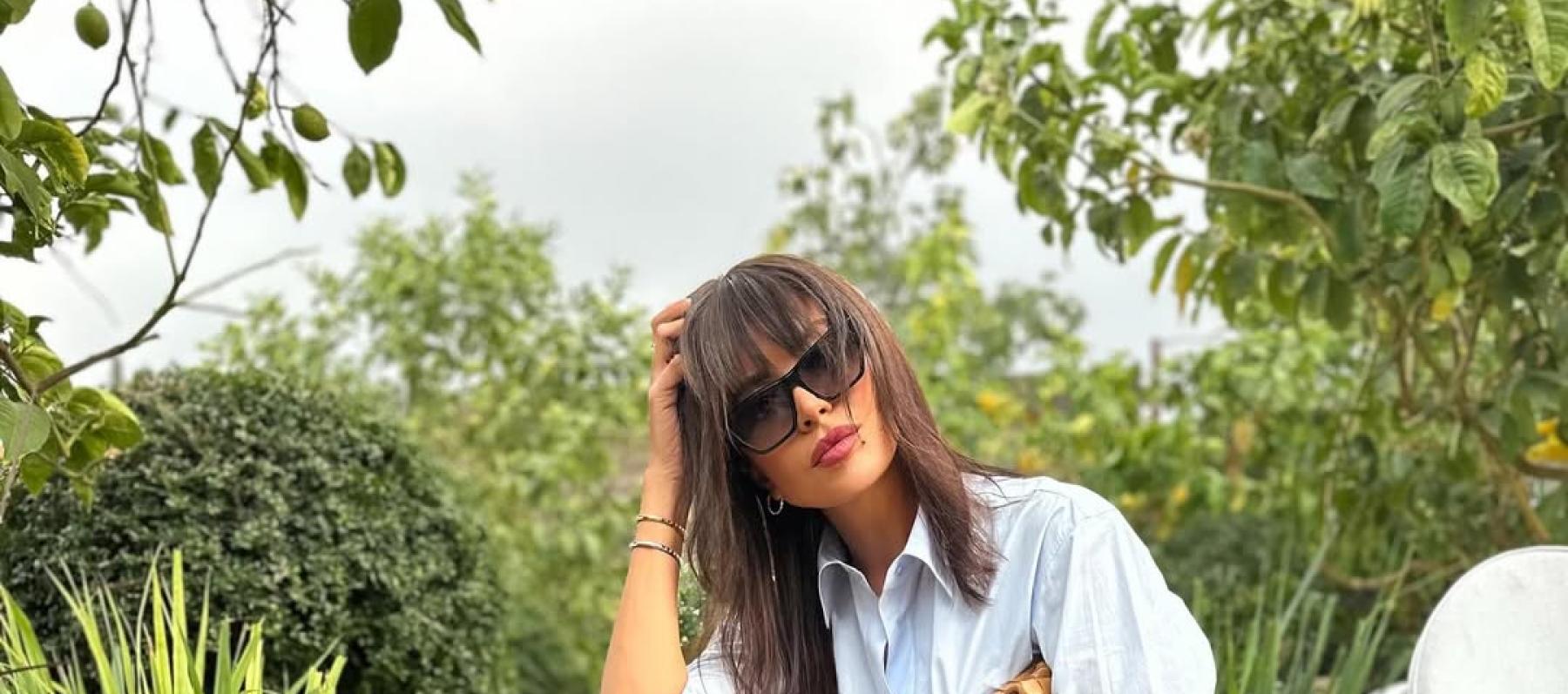 أمل بوشوشة تتألق بتدرجات الأزرق في إطلالة دنيم عصرية 