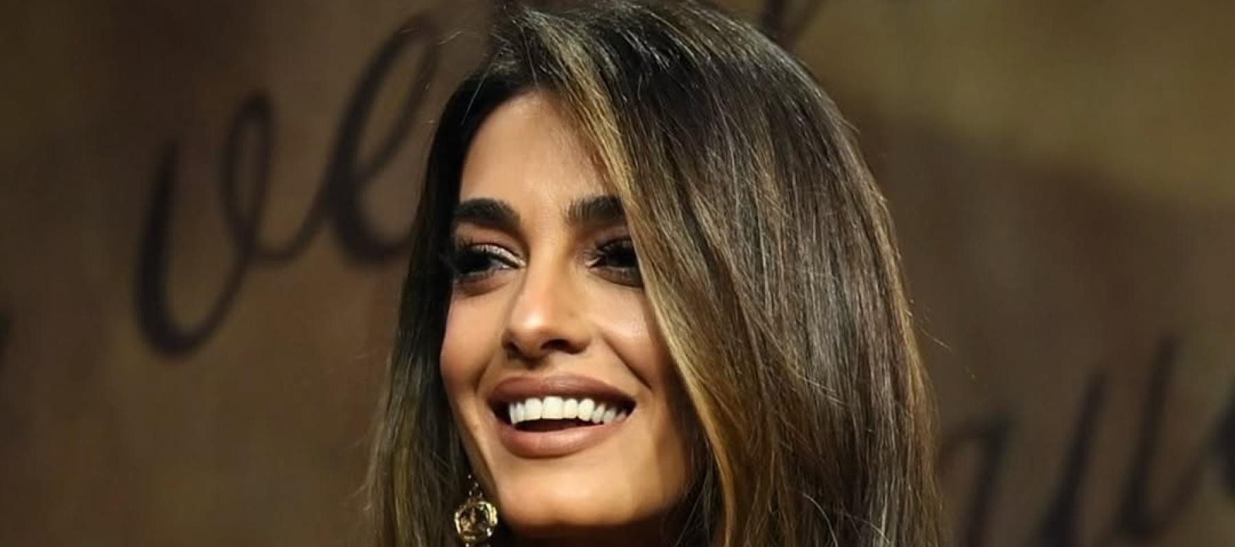 أمل كلوني تعيد ارتداء جمبسوت أحمر وتطلّ بلون شعر جديد في سويسرا - الصورة من انستغرام Dimitris Giannetos