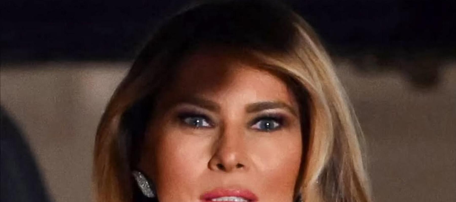 ميلانيا ترامب تتألق بفستان زمردي من ايلي صعب في البيت الأبيض