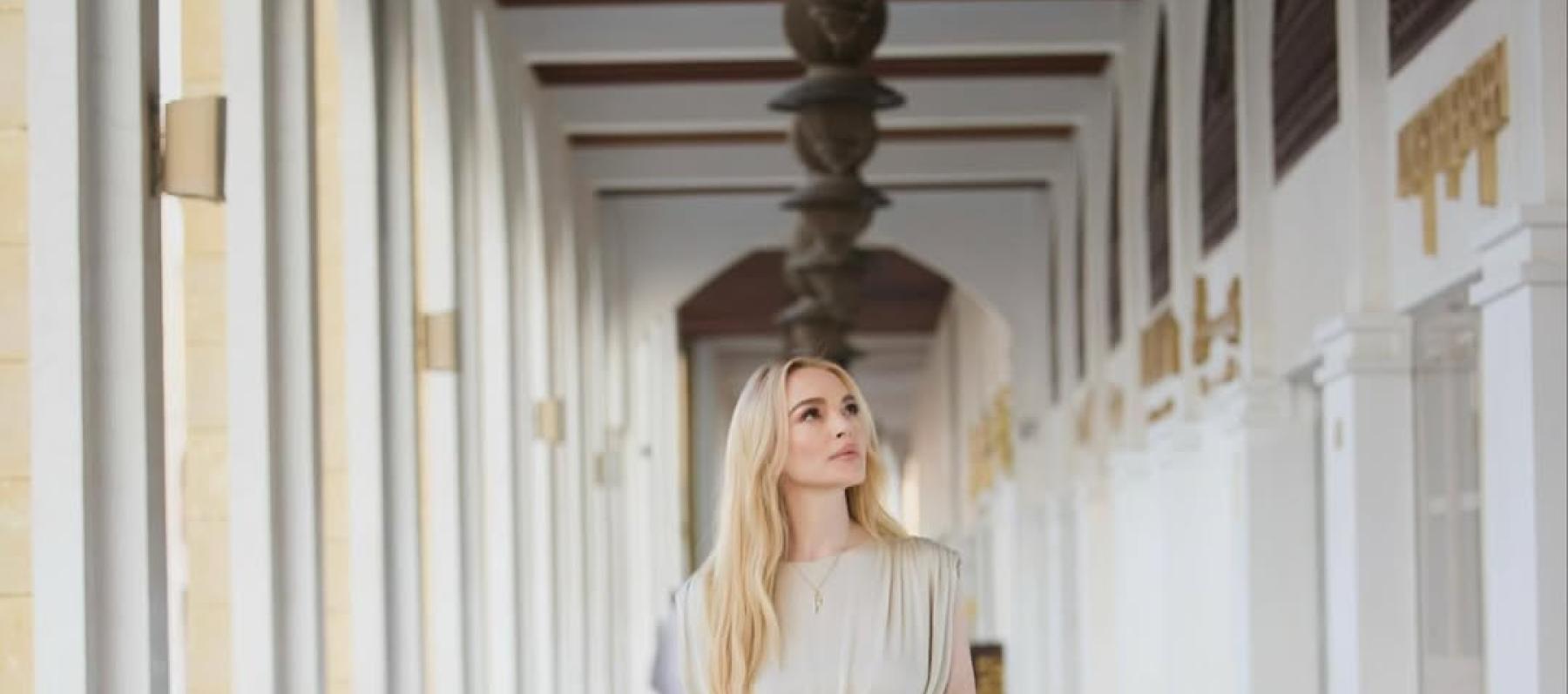 ليندسي لوهان باطلالة بوحي شرقي بتوقيع سعودي - الصورة من انستغرام ليندسي لوهان