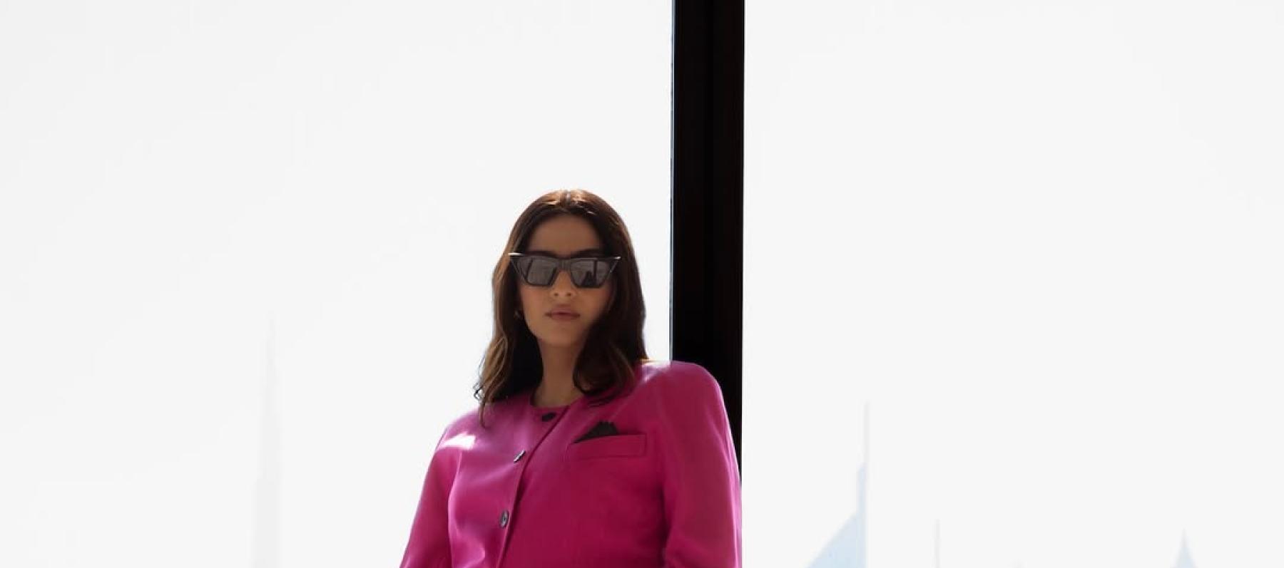 إطلالة سونام كابور بطقم من أرشيف Escada وحذاء سان لوران - الصورة من انستغرام سونام كابور بعدسة Gabriel 