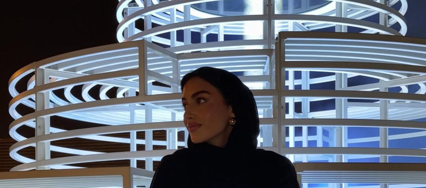 يارا النملة بعباية وحقيبة بطابع فني من فندي 