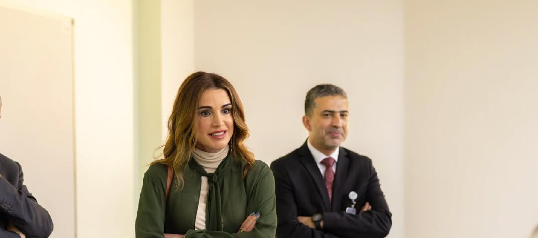 الملكة رانيا تعتمد درجات الزيتوني والكريمي من علايا ولويفي