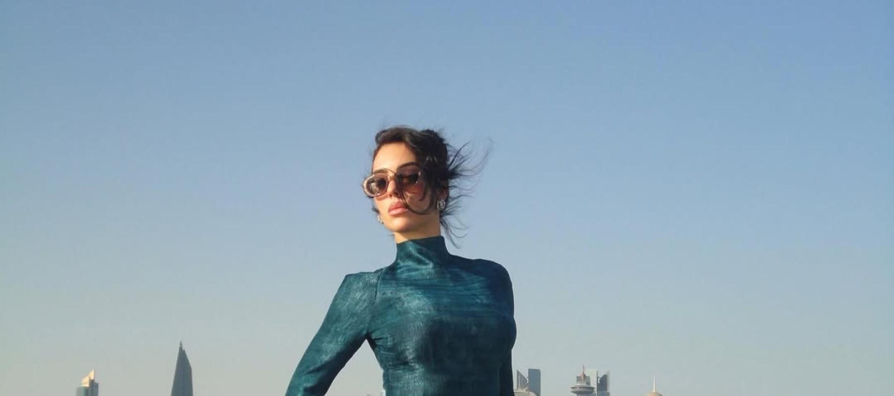 جورجينا رودريغيز ترتدي فستان فندي بأسلوب معكوس في قطر