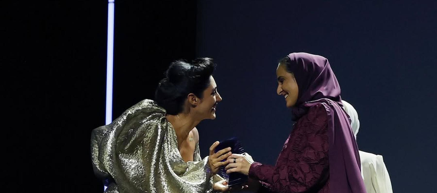 الشيخة المياسة بعباية باللون البورغندي مخرمة بأسلوب دقيق 