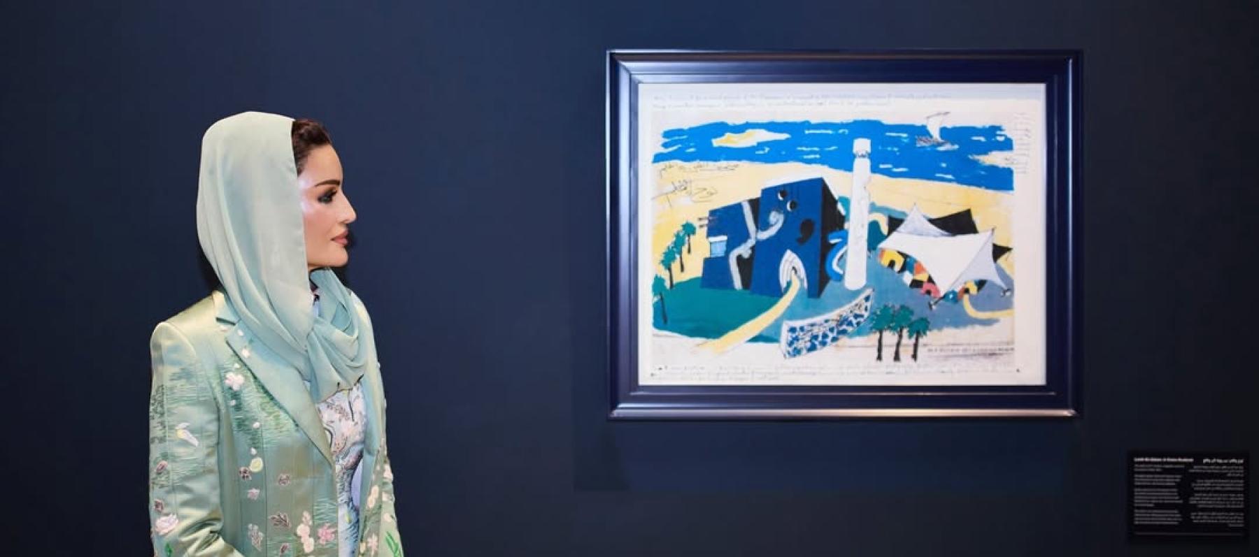 أناقة الشيخة موزا بفستان ومعطف بدرجات الأخضر الهادئ ولمسة وردية 