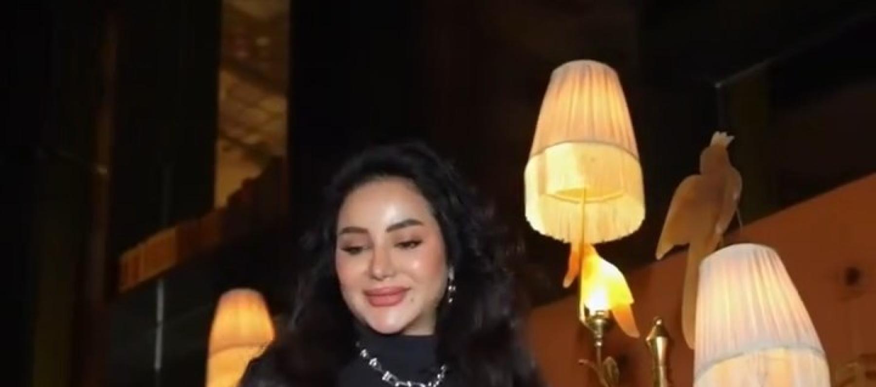 لوك عصري وأنيق: لجين عمران ببنطلون بقصة مبتكرة من ليم 