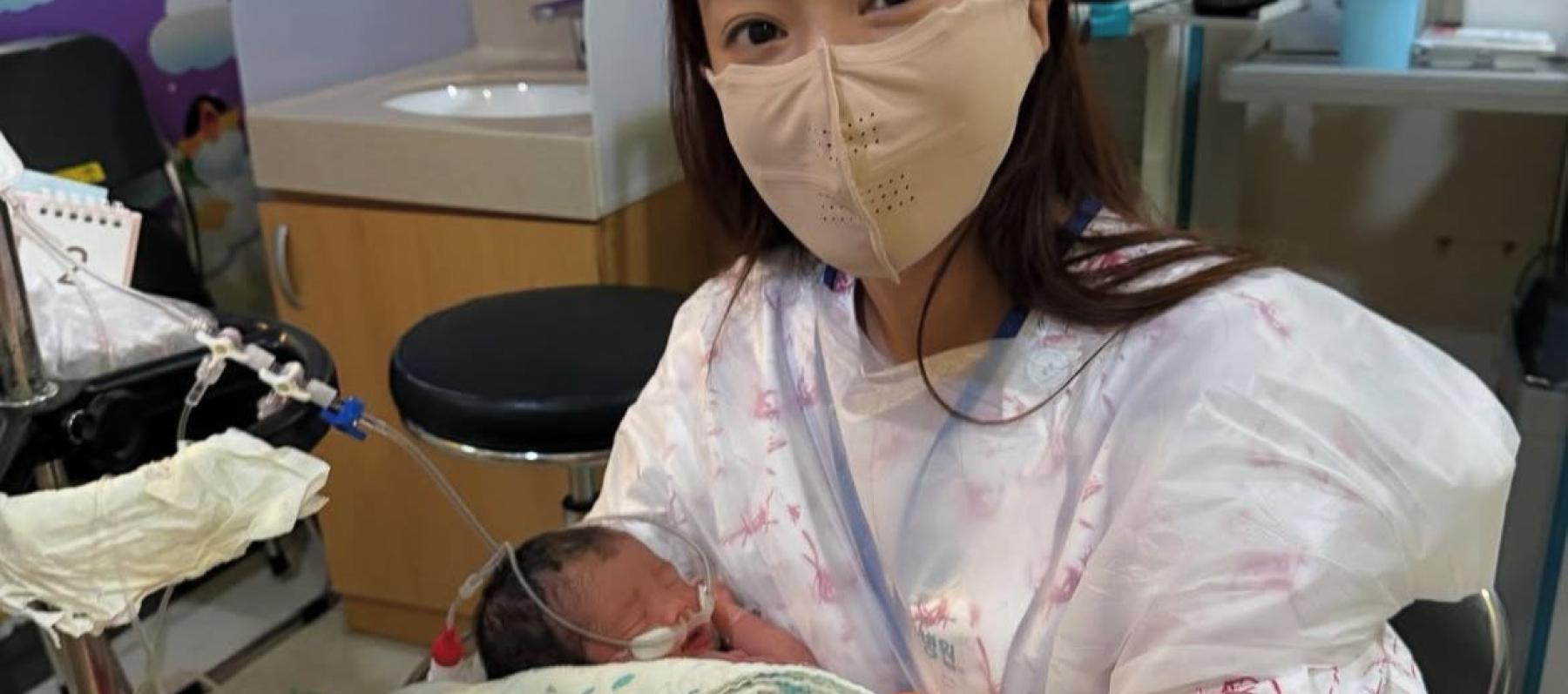 لي سي يونغ مع طفلها الجديد - إنستغرام