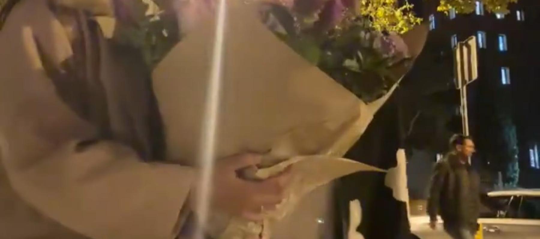 ليونيل ميسي يظهر بالصورة خلف الزوجين - إكس