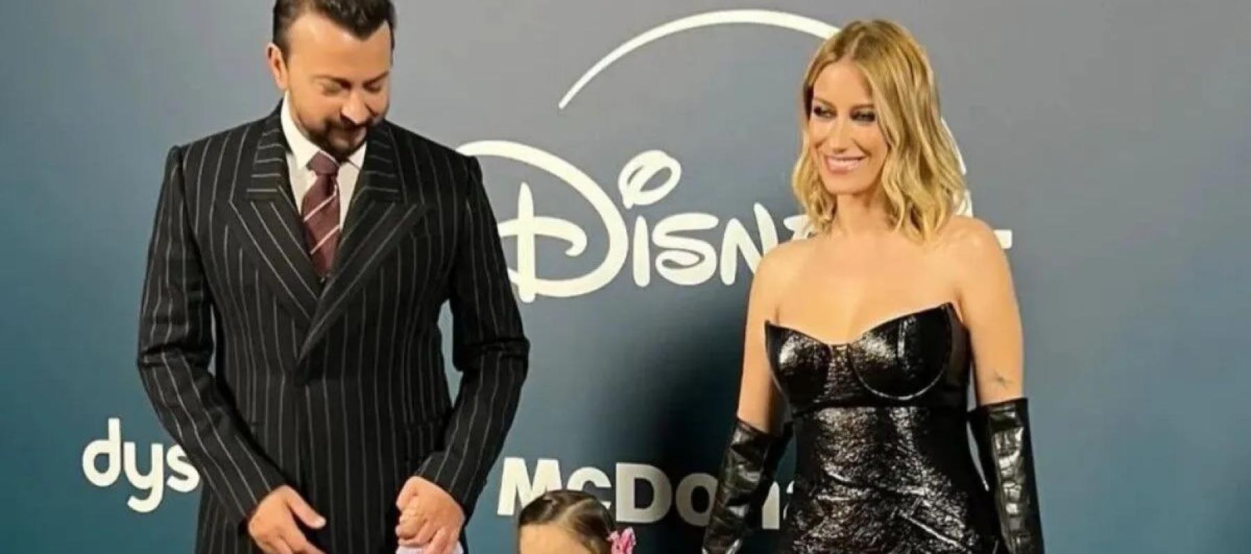 هازال كايا مع عائلتها - إكس