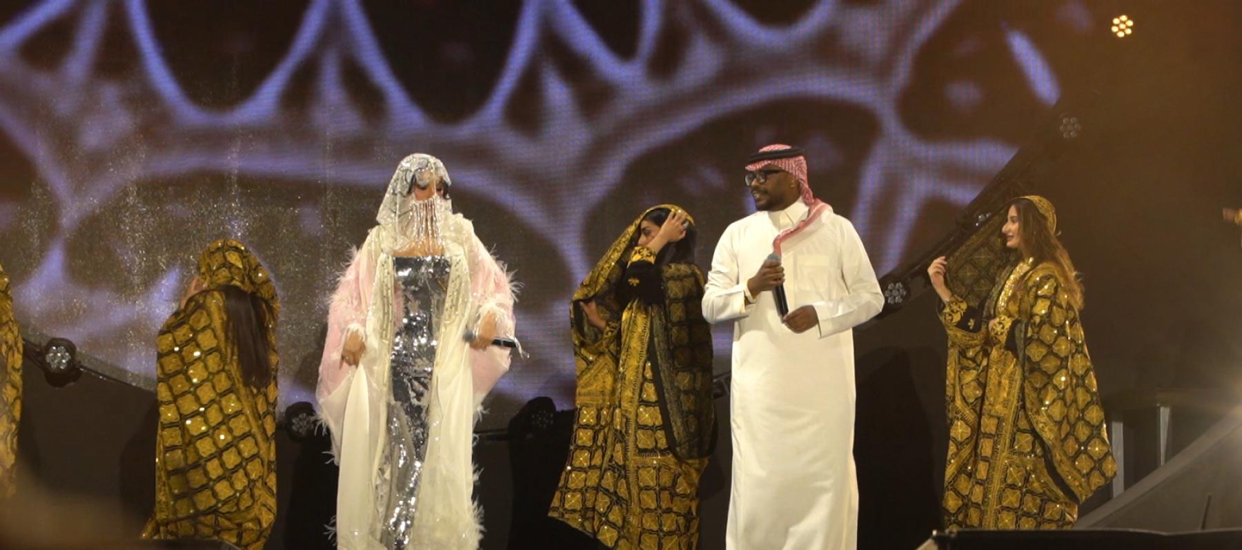 هيفاء وهبي بالبرقع والعباءة الوردية من رامي سلمون 