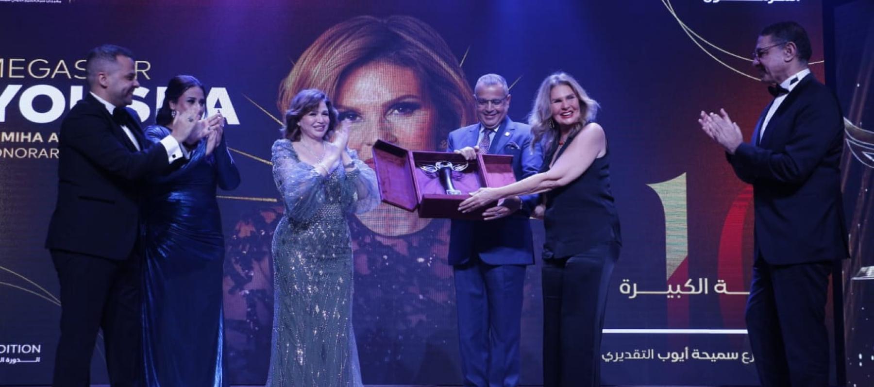 إلهام شاهين أثناء تكريمها بمهرجان المسرح