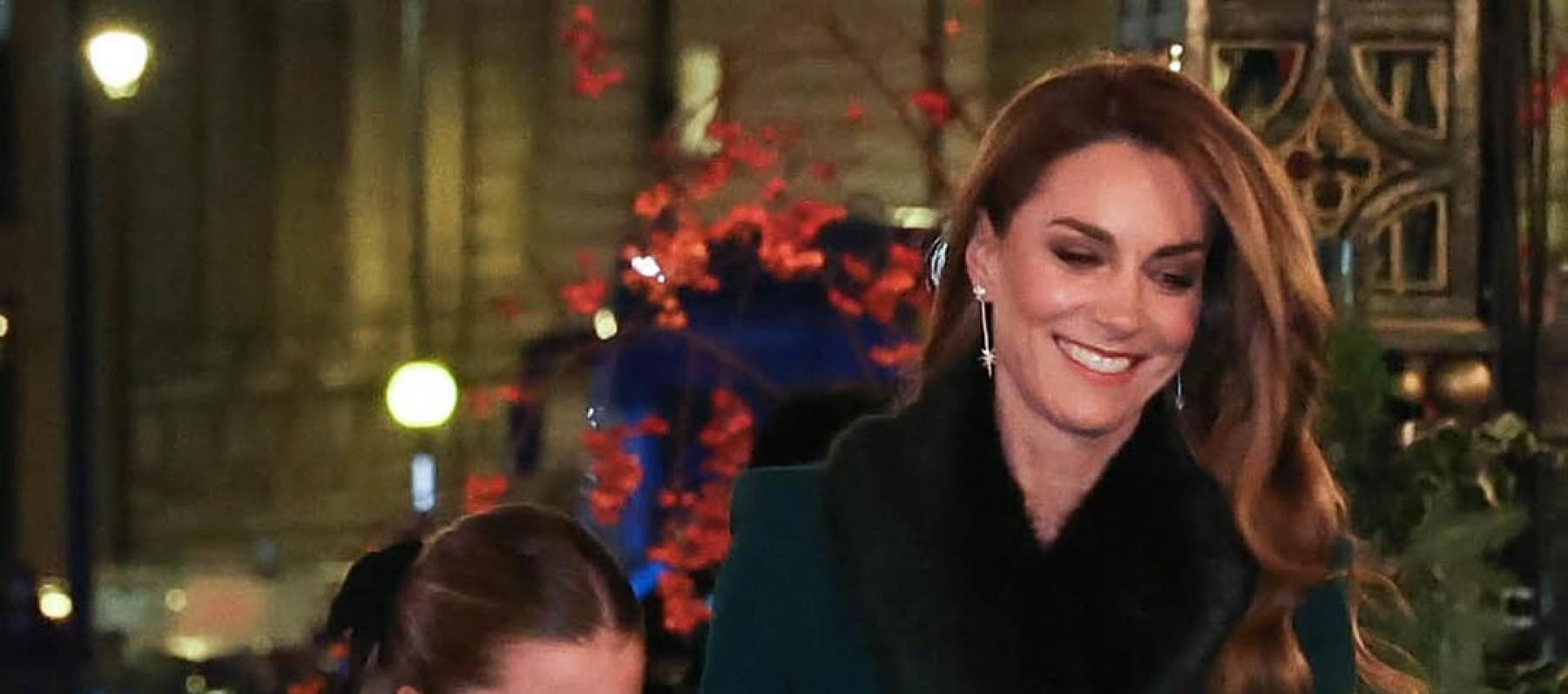 معطف كيت ميدلتون الأخضر وتنسيق تنورة التارتان من ميو ميو