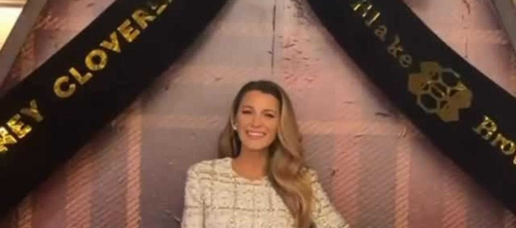 إطلالة بليك لايفلي بالتويد والريش بألوان هادئة 