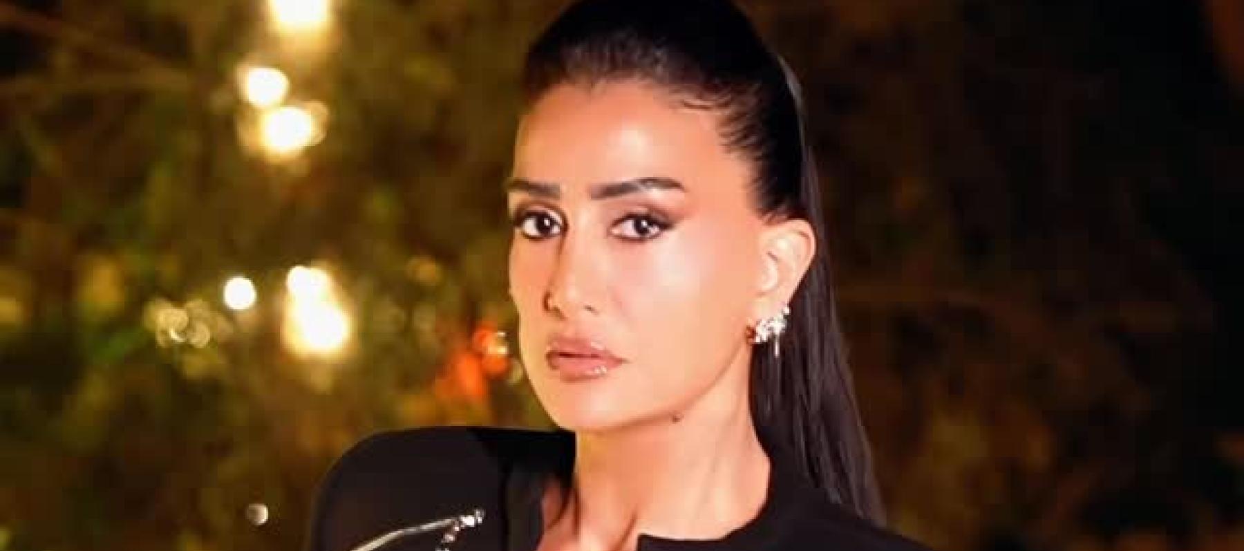 غادة عبد الرازق تعتمد موضة الـ Streetstyle بأسلوب منسق بدقة 