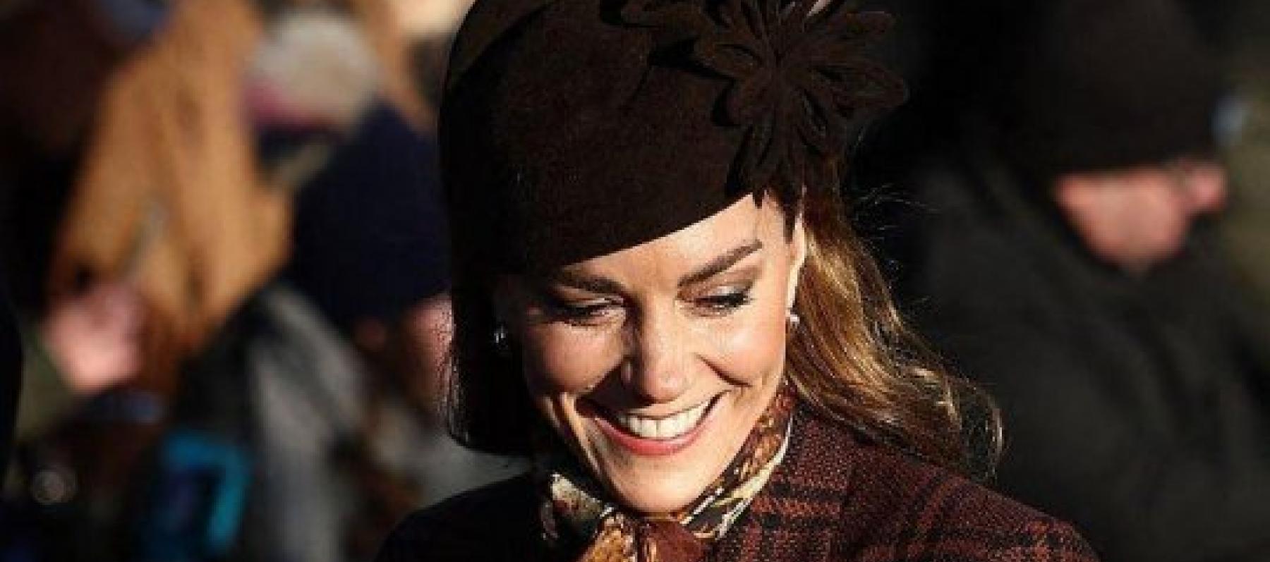 كيت ميدلتون تكسر تقاليد عيد الميلاد بمعطف بني بنقشة المربعات - الصورة من فيديو من انستغرام  Kate Middleton Styled