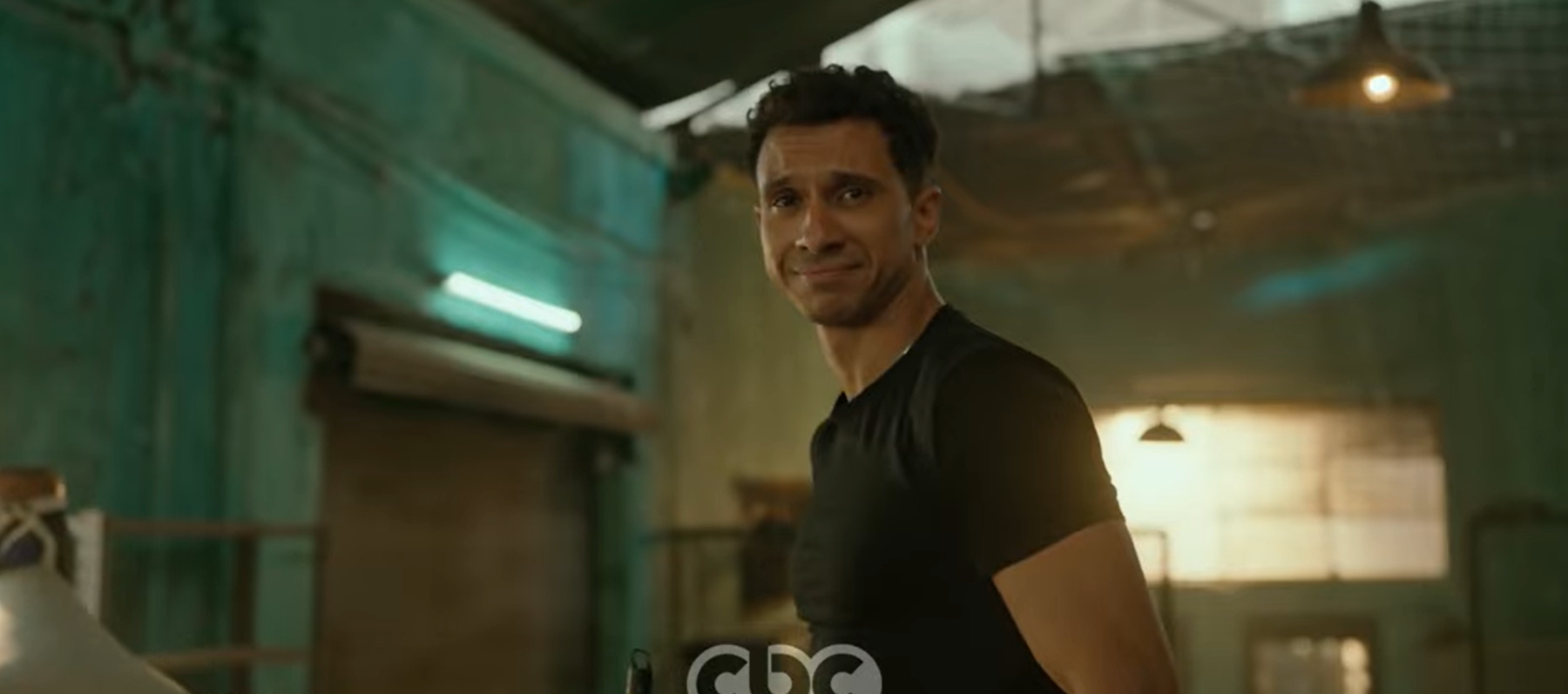 مشهد من برومو مسلسل بطل العالم