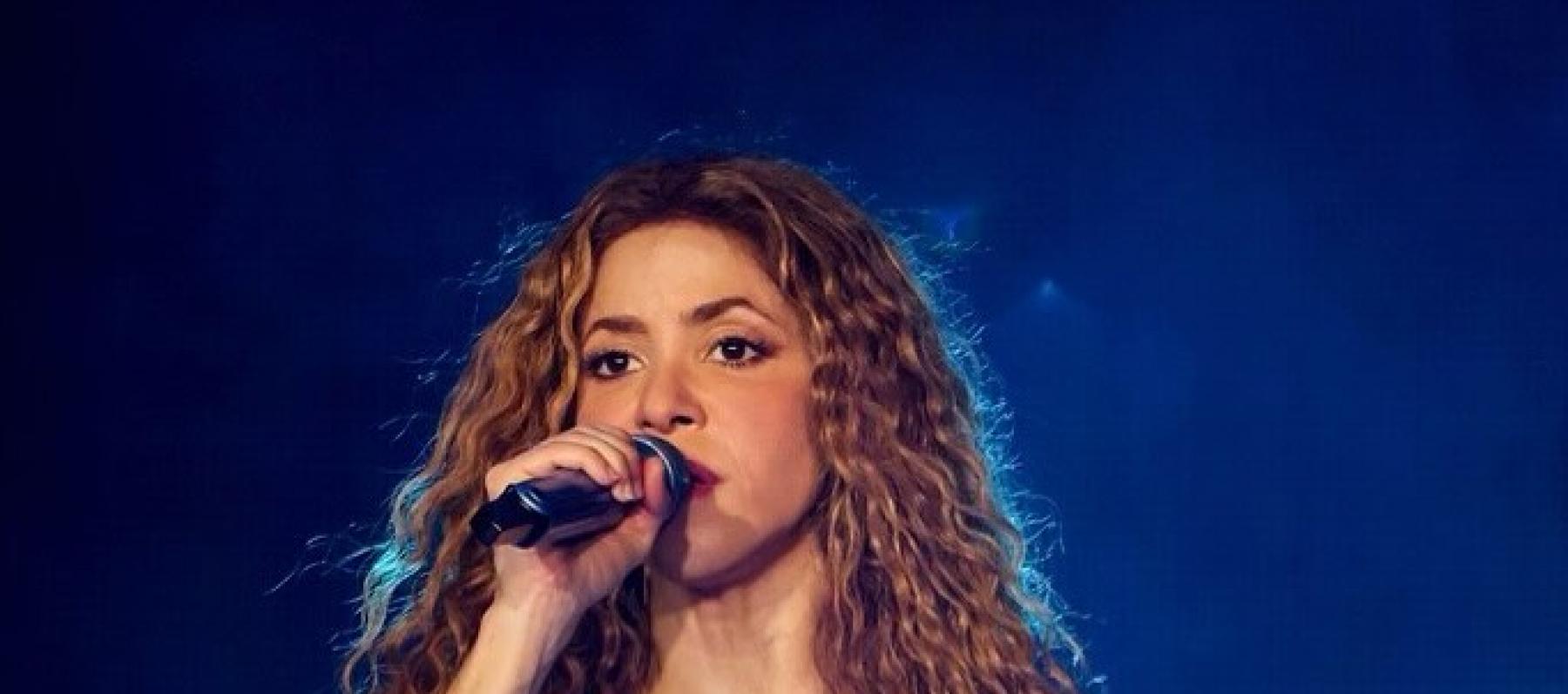 شاكيرا بفستان على شكل أمواج من غوراف غوبتا - الصورة من انستغرام غوراف غوبتا