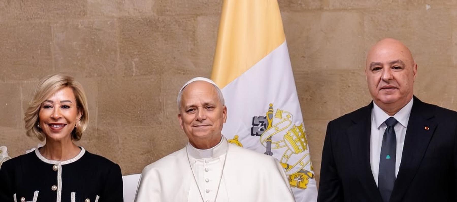 نعمت عون خلال زيارة البابا لاوون بطقم كلاسيكي من Glamoda