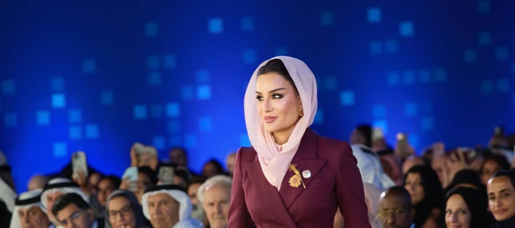 إطلالة الشيخة موزة بمعطف بورغندي من توقيع Thom Browne 