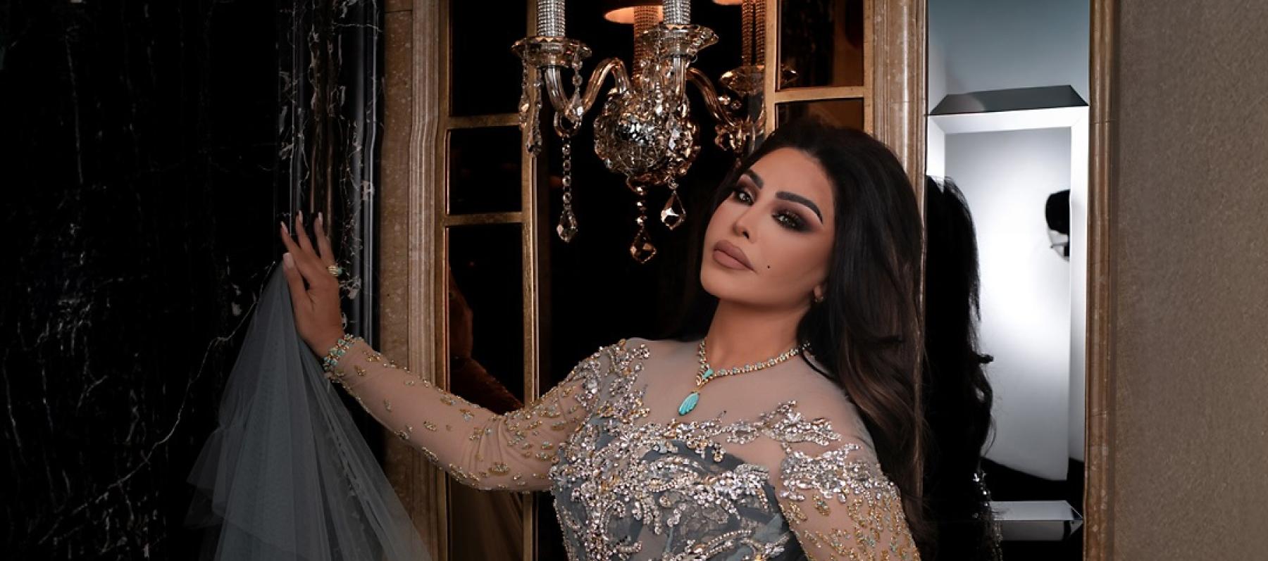 أحلام بفستان فخم مطرز بالذهب والفضة يدوية ومجوهرات من الذهب والتركواز