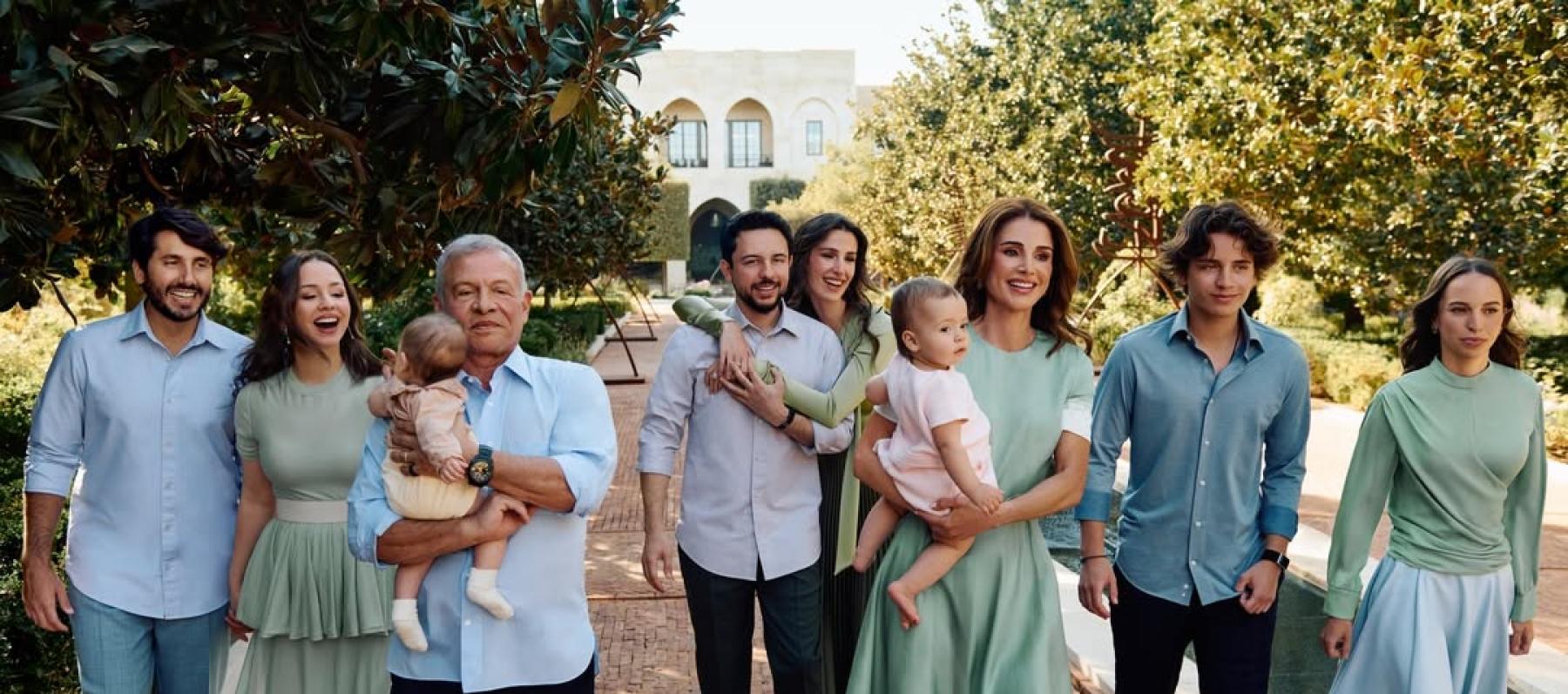 الملكة رانيا تنشر صورة عائلية بمناسبة الأعياد وتناغم الأناقة سيد الموقف