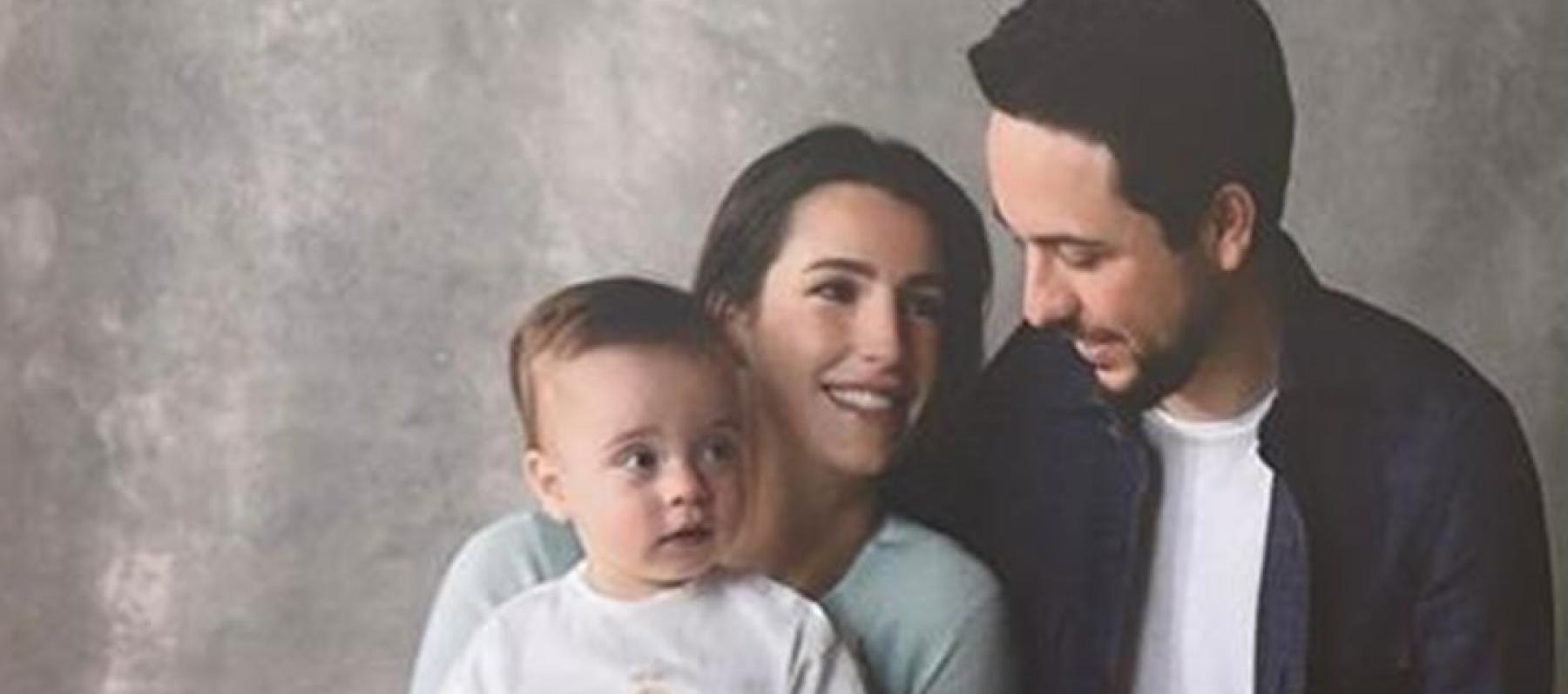 إطلالات عائلية هادئة للأمير الحسين والأميرة رجوة في صورة بطاقة التهنئة