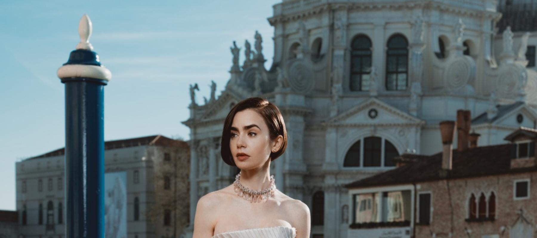 ليلي كولينز بتصميم من سكياباريلي في فوتوكول “Emily in Paris: Season 5” - الصورة من العلامة