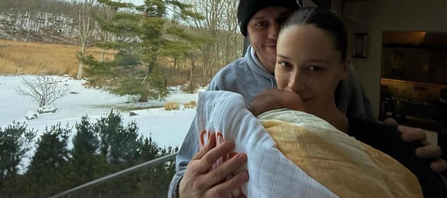 بيت ديفيدسون وإلسي هيويت مع طفلتهما - إنستغرام