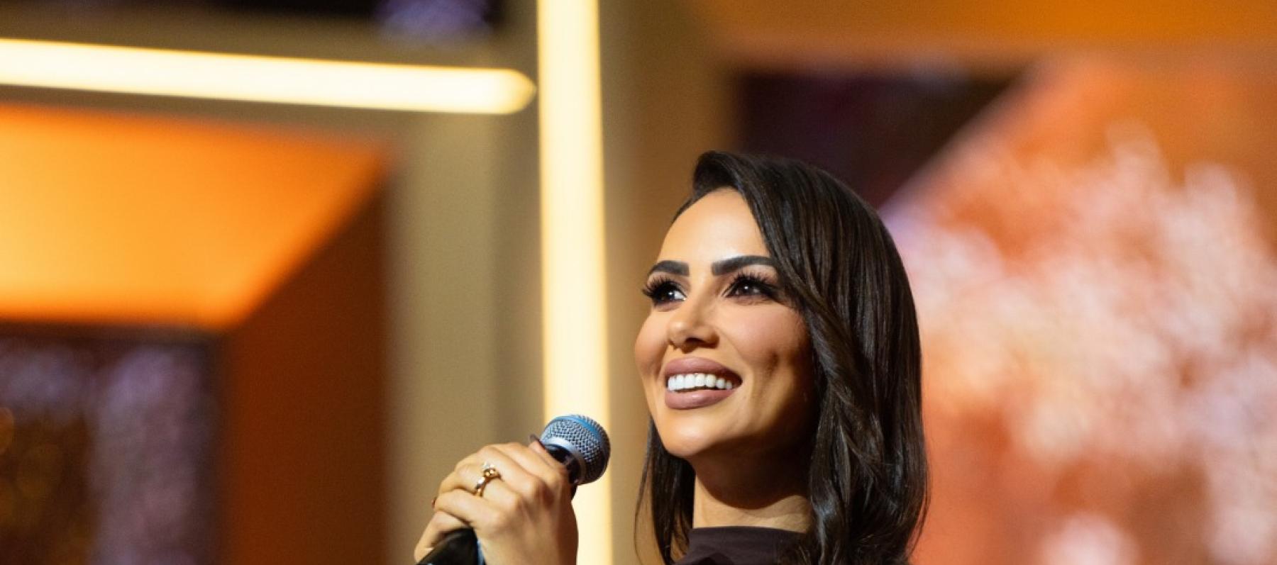 شيماء هلالي بفستان أسود مطرز من إيلي صعب في دار الأوبرا المصرية