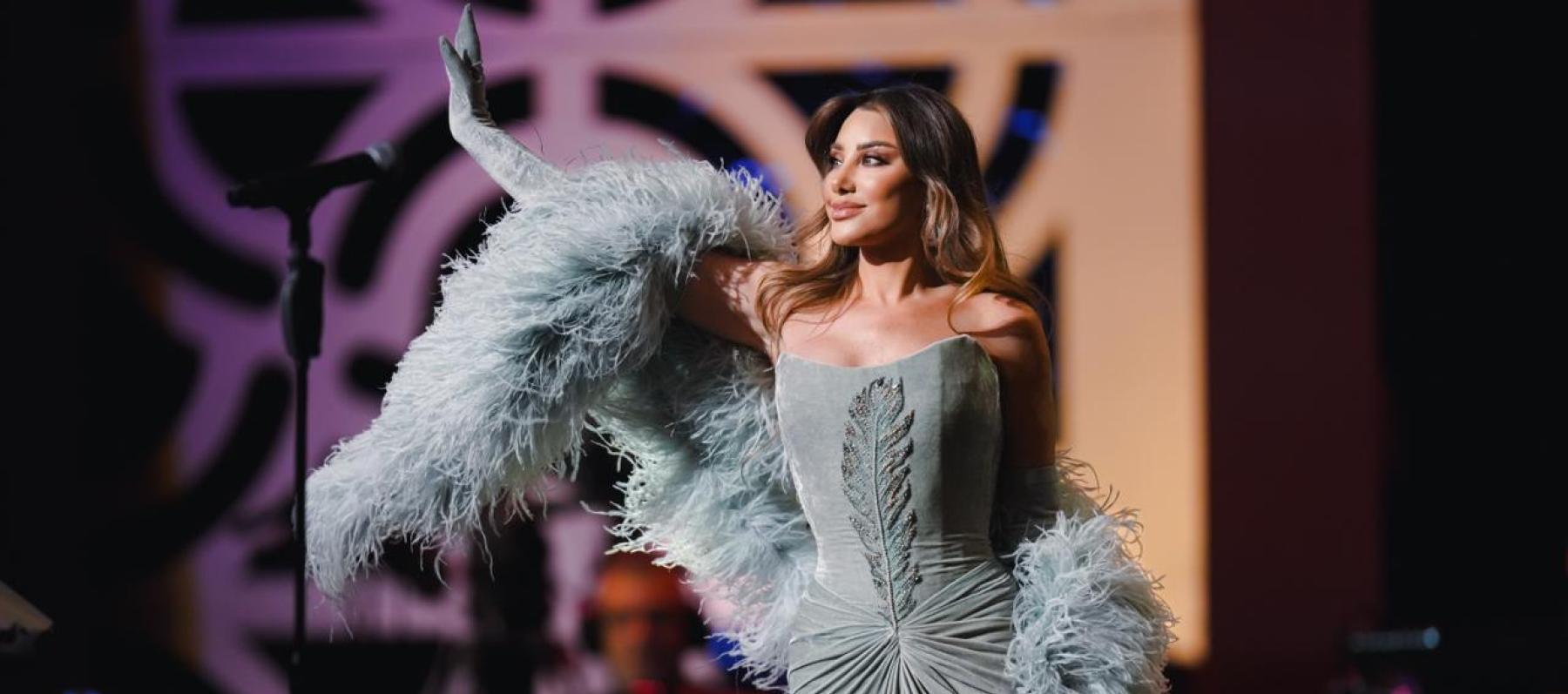 نجوى كرم في موسم الرياض بفستان مخملي من رامي قاضي