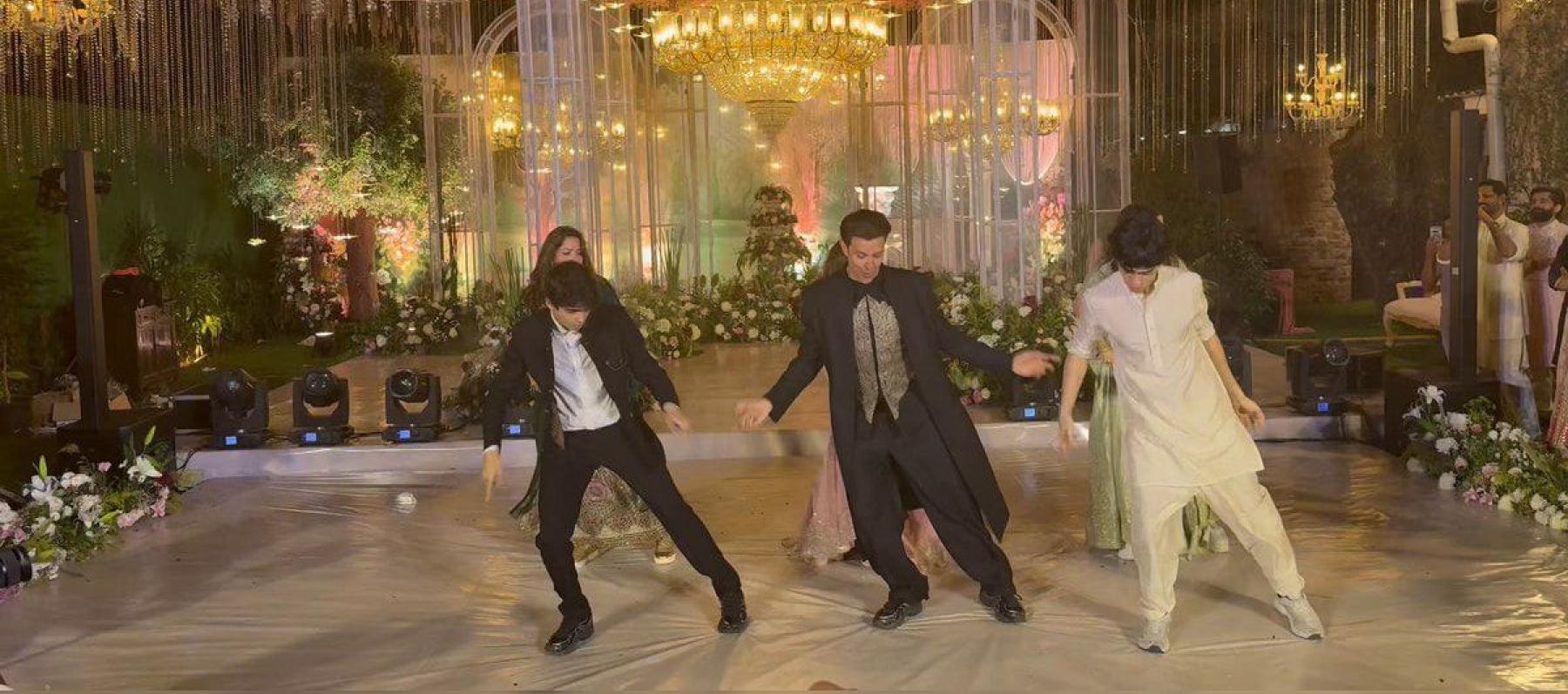 هريثيك روشان وسط أبنائه هريهان وهريدان - إكس