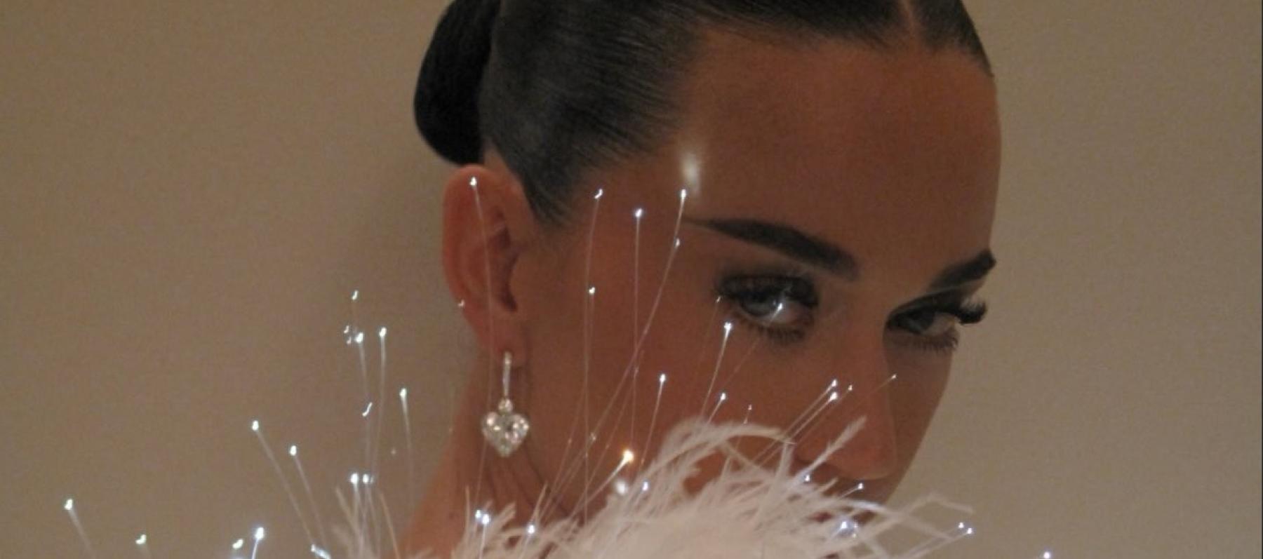 تفاصيل إطلالة كيتي بيري بمعطف الريش المضيء في Joy Awards