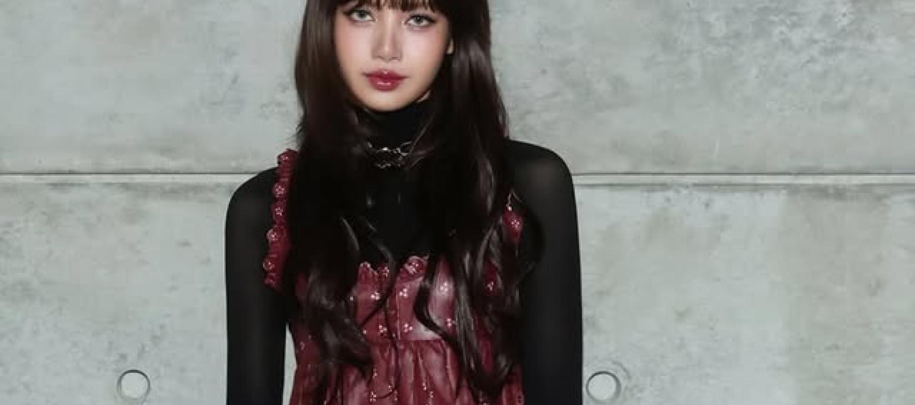 ليسا بفستان بورغندي من لويس فيتون بأسلوب التسعينات 